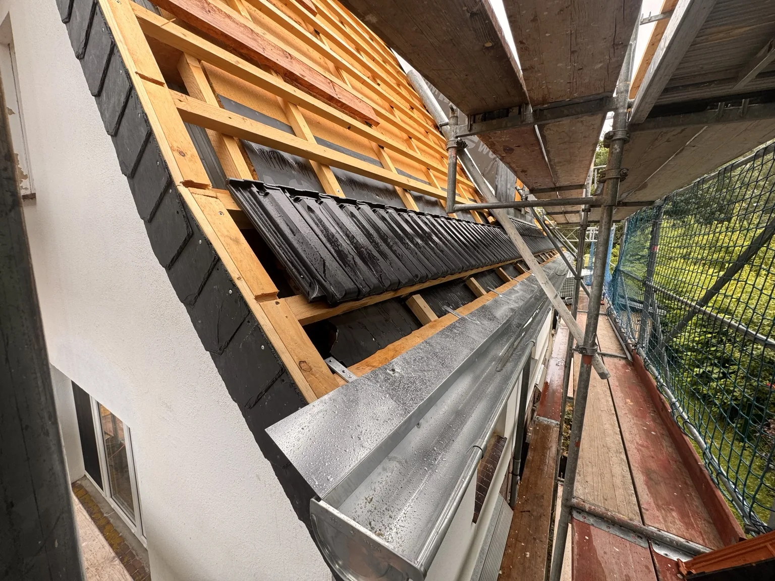 Dachdeckung während der Montage