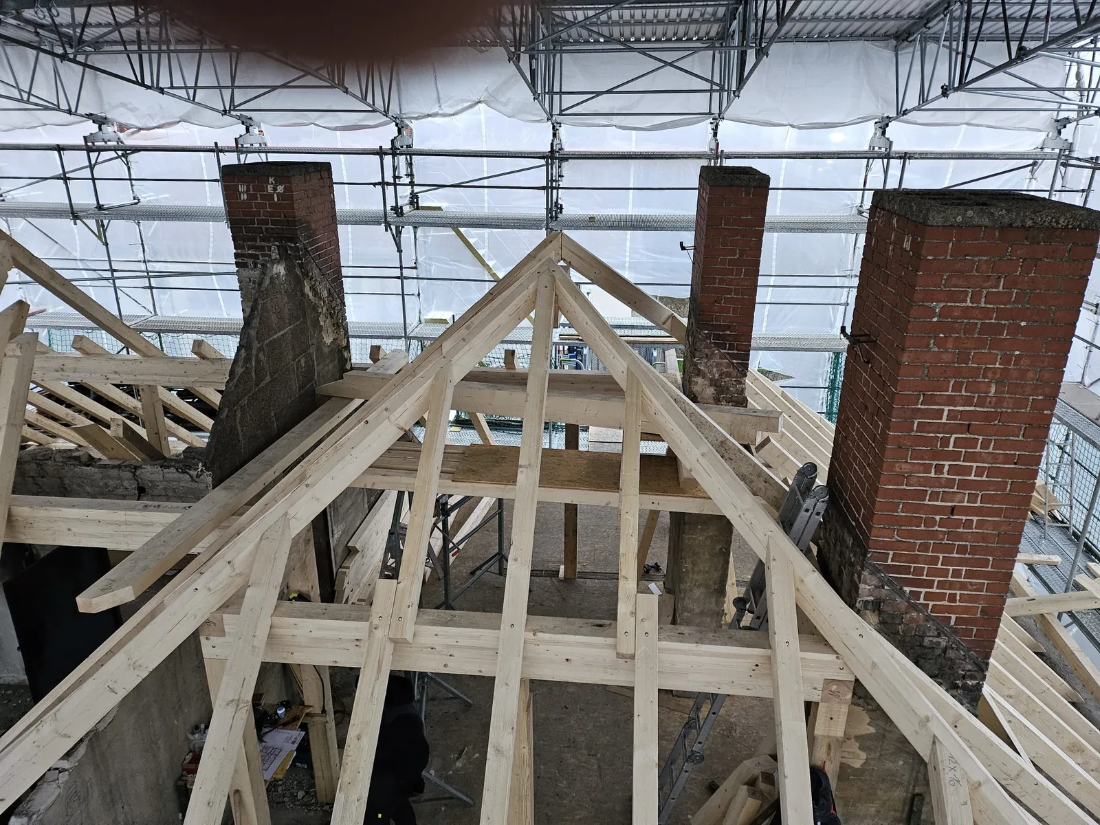 Dachkonstruktion im Altbau unter Wetterschutz
