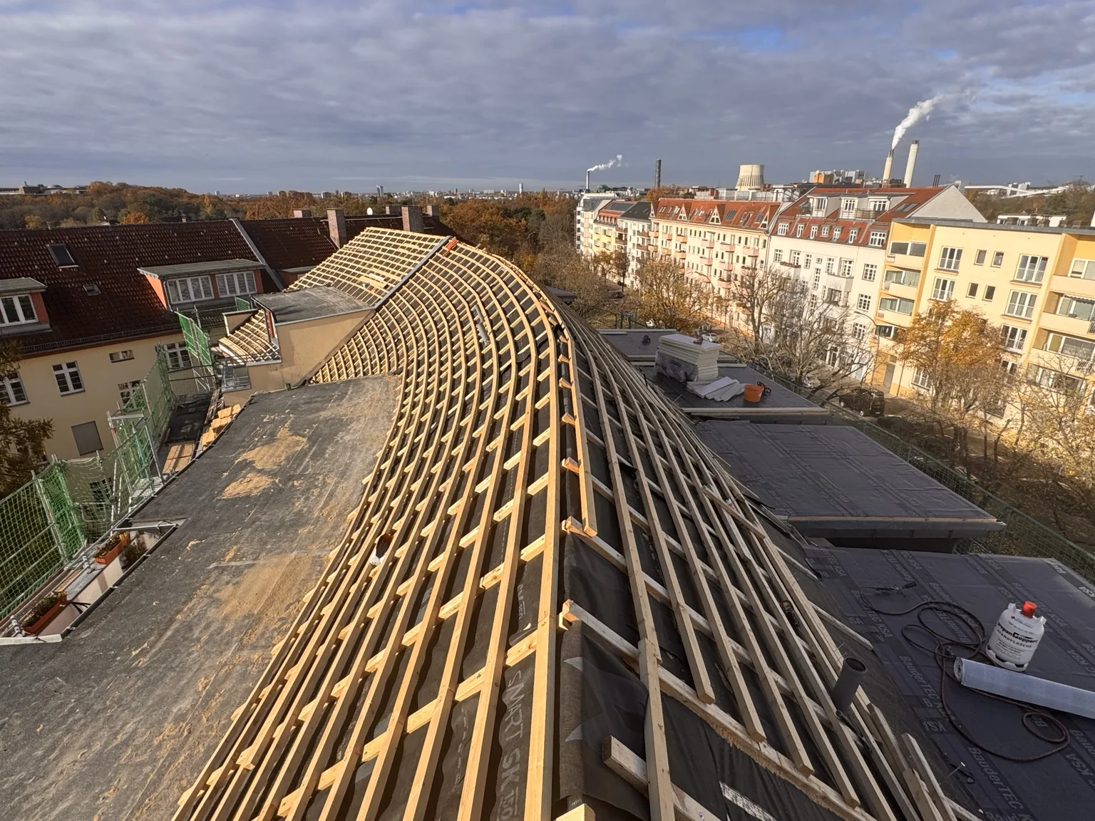 Detail der roten Dachdeckung