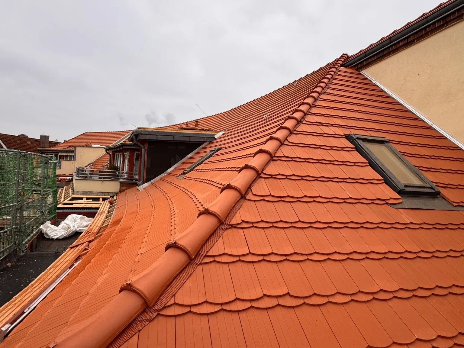 Fertig gedecktes rotes Biberschwanzdach