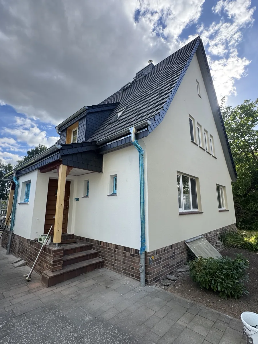 Fertig saniertes Einfamilienhaus mit dunklem Dach