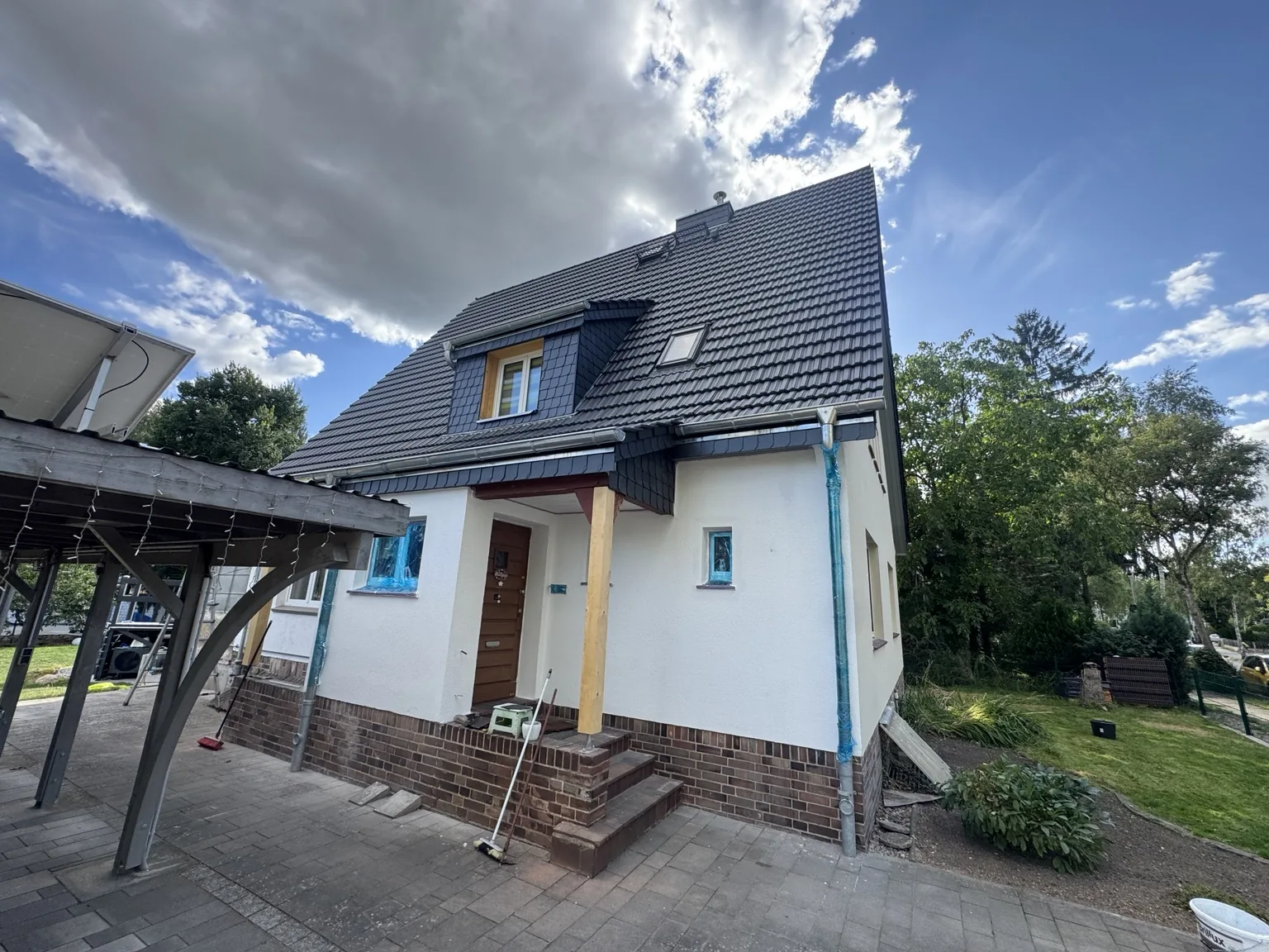 Fertig saniertes Haus mit neuem Dach