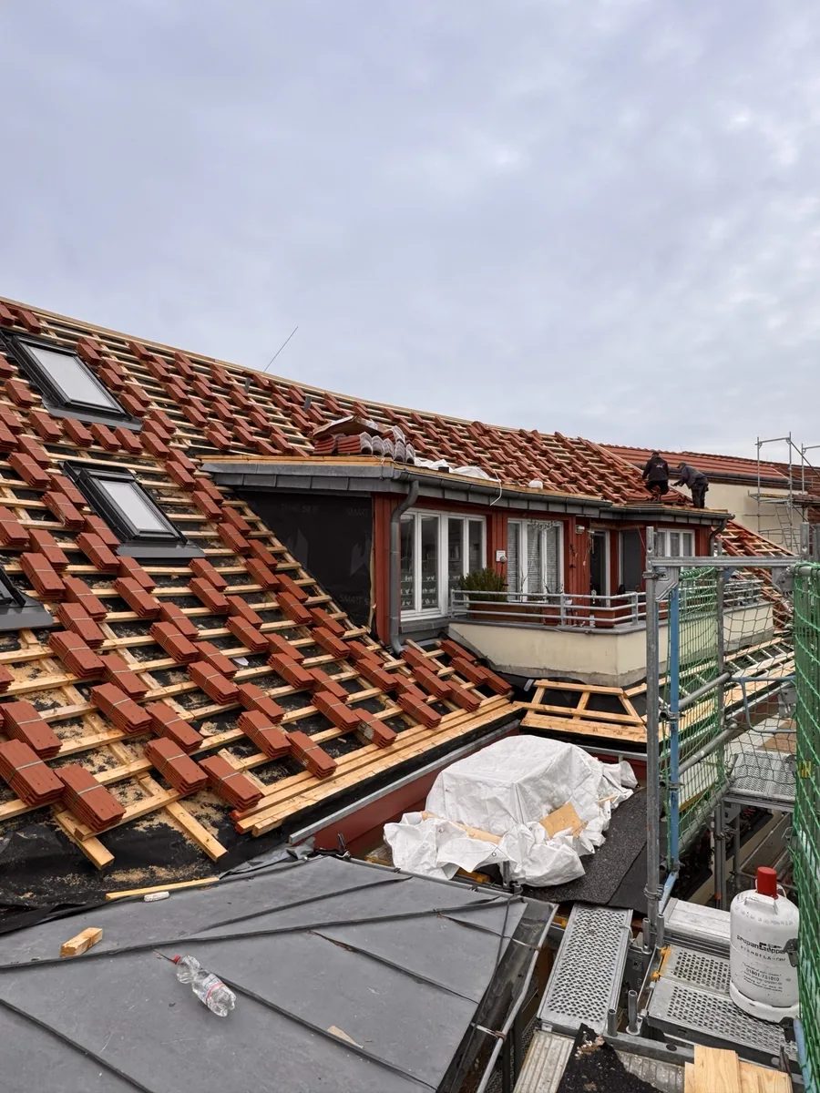 Fertiges rotes Dach mit Gauben