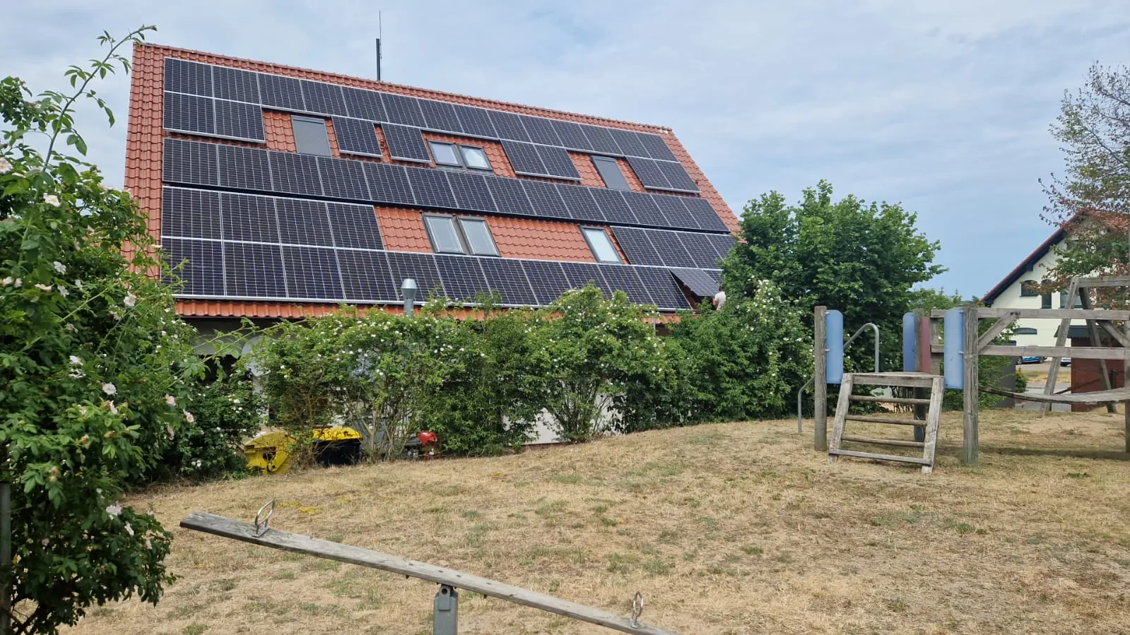 Große Photovoltaikanlage auf einem Ziegeldach