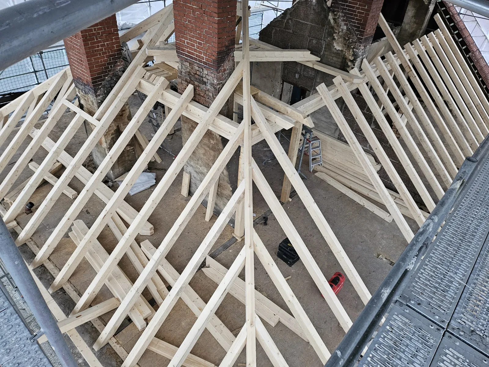 Komplexer Dachstuhl im Altbau zwischen Bestandskaminen