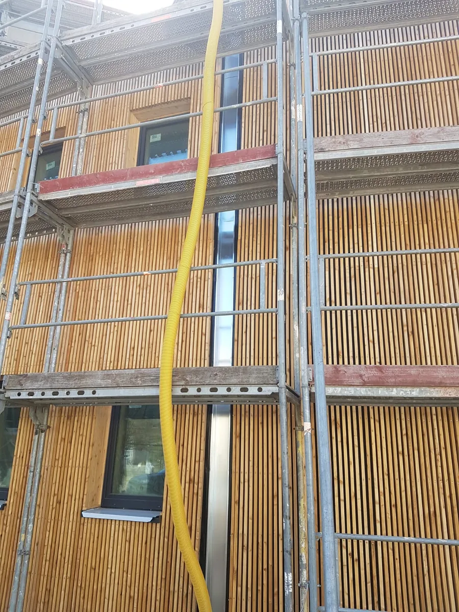 Vertikale Holzfassade im Bau